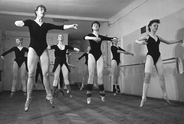 Репетиция кордебалета в старом цирке. . Автор Лазарев Леонид, 1984