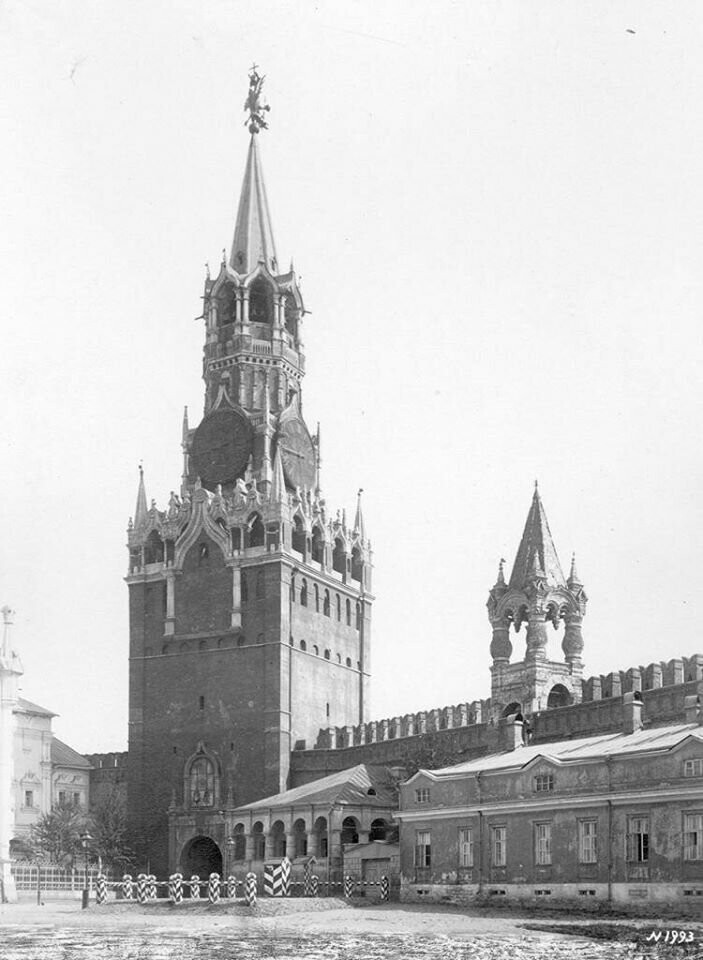 Спасская и Царская башни, палатка, дом часовщика. Слева - Вознесенский монастырь и церковь Михаила Малеина