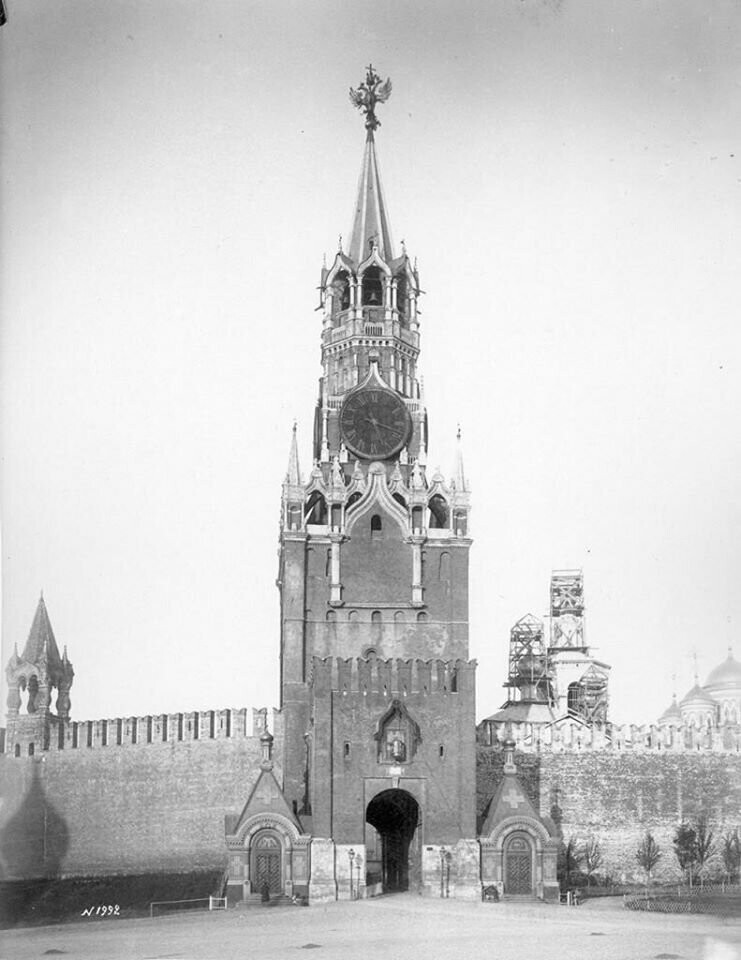 Спасская башня (слева - Царская) и часовни 1866-1867 г.г.: правая – часовня «Великого Совета Ангел», левая – часовня «Великого Совета Откровения». 