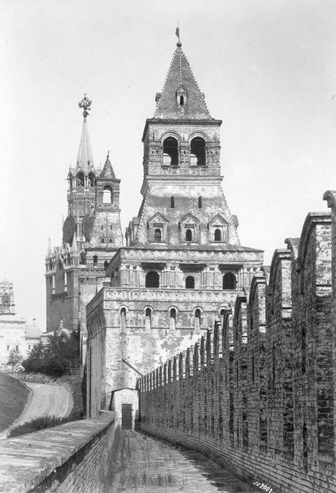 Константино-Еленинская башня, за ней - Набатная, Царская, Спасская...