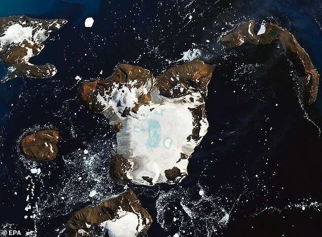 Таяние льда в Антарктике заметили из космоса