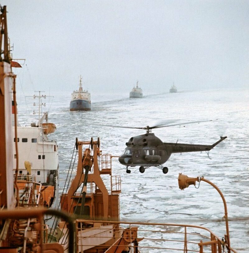 Базирущийся на борту атомохода "Арктика" вертолет отправляется на ледовую разведку. 25 апреля 1975 года. Фото Семена Майстермана (Фотохроника ТАСС)