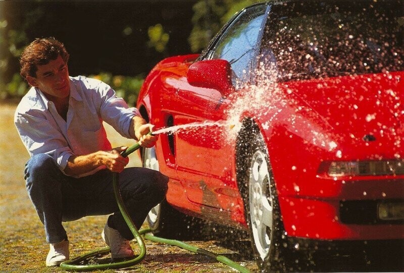 Айртон Сенна моет свою Honda NSX, 1990-е.