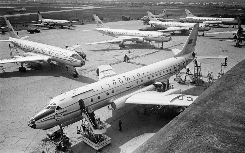 Самолеты Ту-104 проверяются перед полетом. Аэропорт Внуково в Москве. 1950-е 