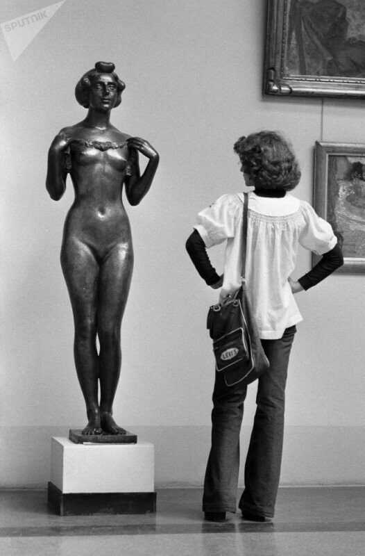 Бронзовая женская скульптура французского скульптора Аристида Майоля в Государственном музее изобразительных искусств имени А. С. Пушкина, 1979 год