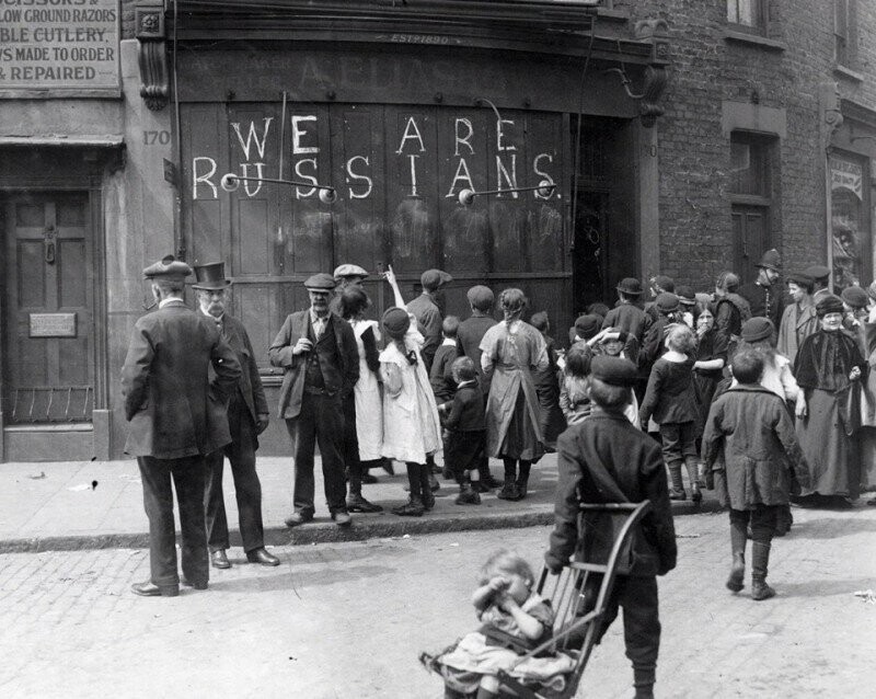 "We are russians" писали на стенах домов и магазинов Лондона и не только, чтобы англичане не разгромили их, перепутав с немцами, июнь 1915 года.