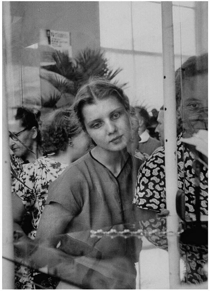 Взгляд женщины на браслет из горного хрусталя во время недели британской моды. СССР 1956 год.