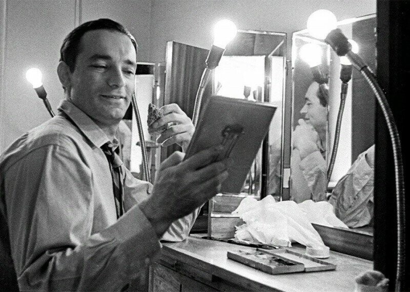 Валентин Гафт в гримёрной готовится к выходу на сцену. 1963 год.