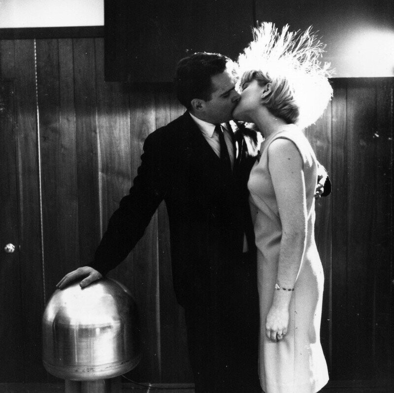 Джеймс Стаки с девушкой–добровольцем на лекции демонстрирует способность человеческого организма проводить ток, 1966 год, Нью–Йорк
