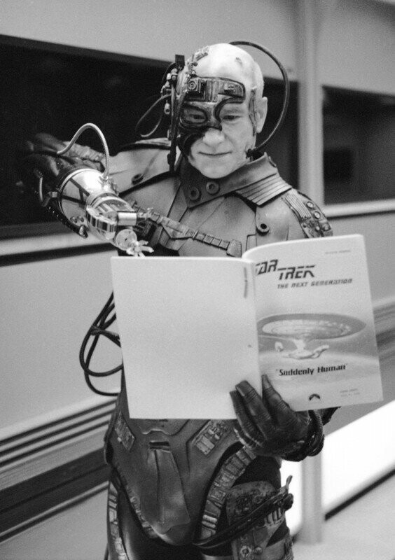 Сэр Патрик Стюарт читает сценарий к фильму "Звездный путь: Новое поколение", 1990 год, США