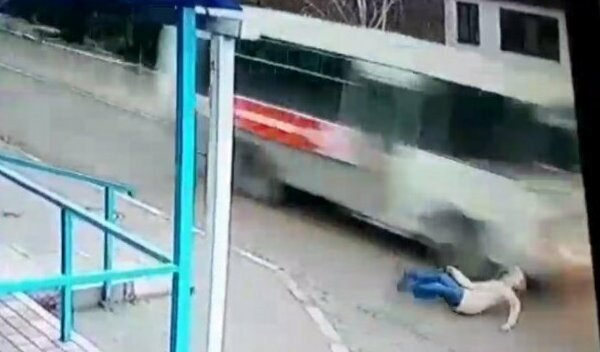 В Азове девушка чудом выжила, оказавшись под колесами автобуса