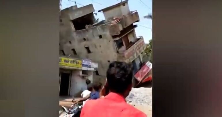 В Индии дом рухнул прямо на пешеходов