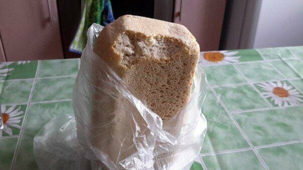"Краюшка пахучего хлеба, которую ты обгрызаешь по пути домой из продуктового, куда тебя в десять лет послала мама"