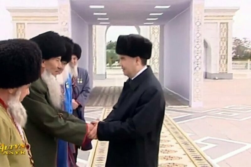 Перед приездом президента старейшин Туркменистана заставили часами репетировать его встречу
