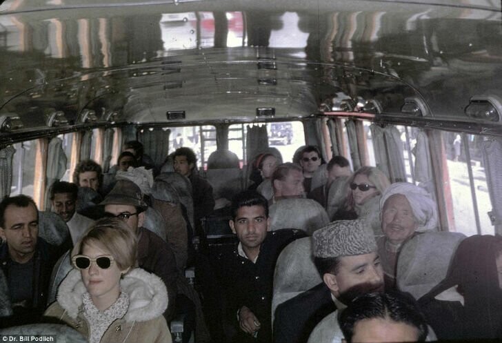 В автобусе, идущем из Кабула в Пешавар, Пакистан.