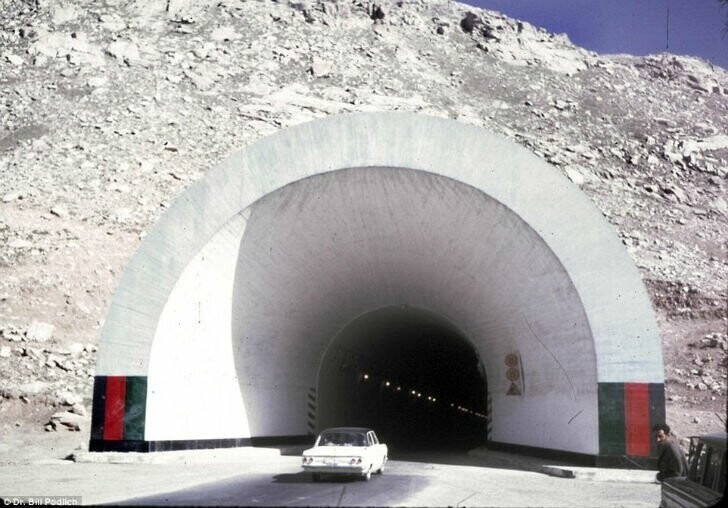 Тоннель Саланг, который соединяет северную и южную части страны, был построен советскими специалистами в 1964 году под труднопроходимым перевалом Саланг.