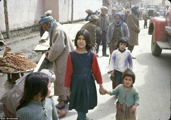 Сестры держатся за руки, Кабул.