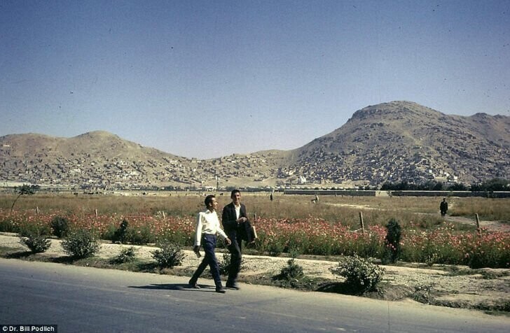 Юные афганцы возвращаются домой. На заднем фоне — потрясающий пейзаж.