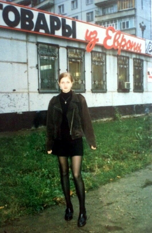 5. Стильная дама возле магазина "Товары из Европы". Конец 90-х
