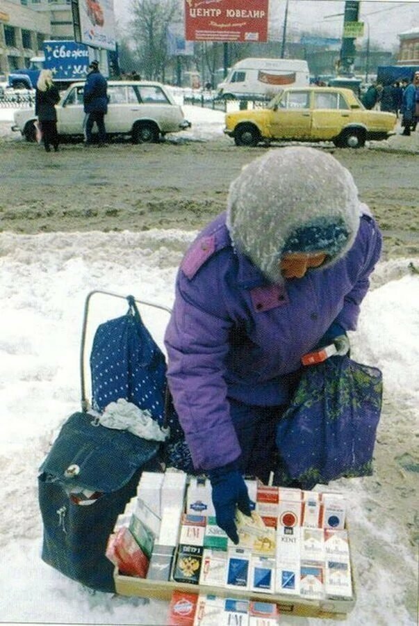 10. Бабушка торгует сигаретами на улице. Москва 1997 год