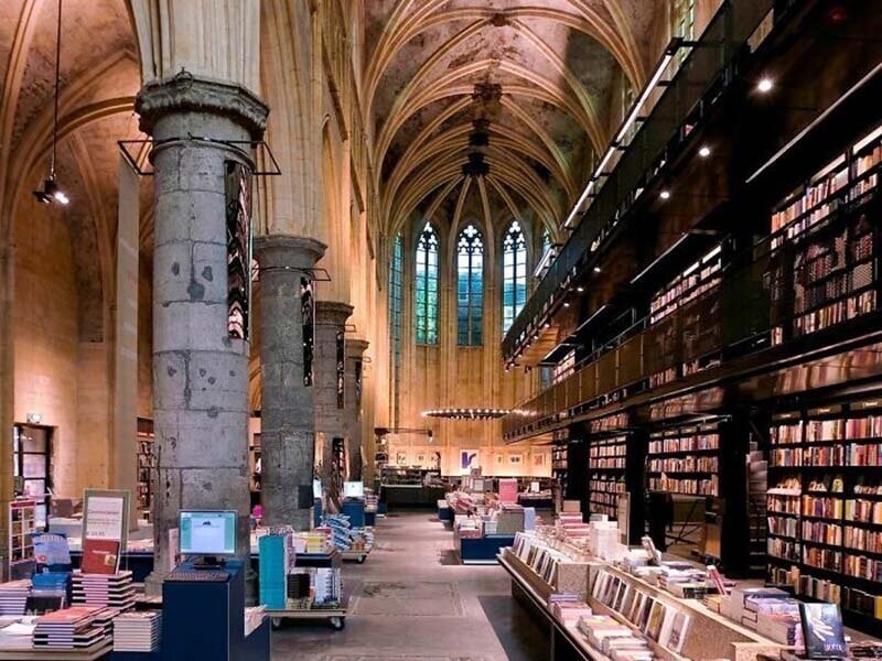 9. Эта переоборудованная церковь в Нидерландах сейчас входит в ТОП-10 самых красивых книжных магазинов в мире