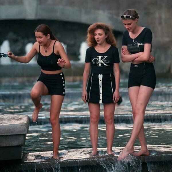 17. Три девушки в фонтане у Кремля в Москве. 1997 год