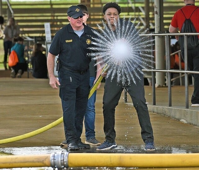 Момент выброса воды из пожарного рукава