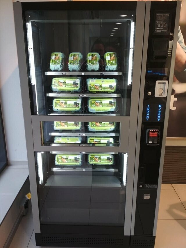 В холле  банка есть автомат по продаже яиц