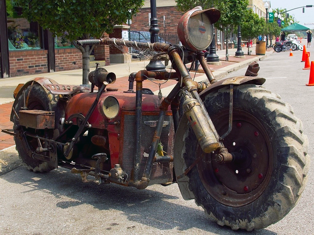 Мотоцикл, собранный из старого трактора