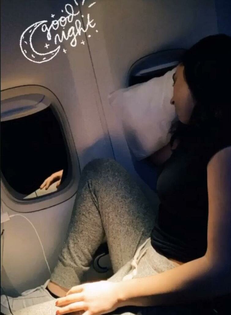 Выглядит так, будто её рука находится за пределами самолета