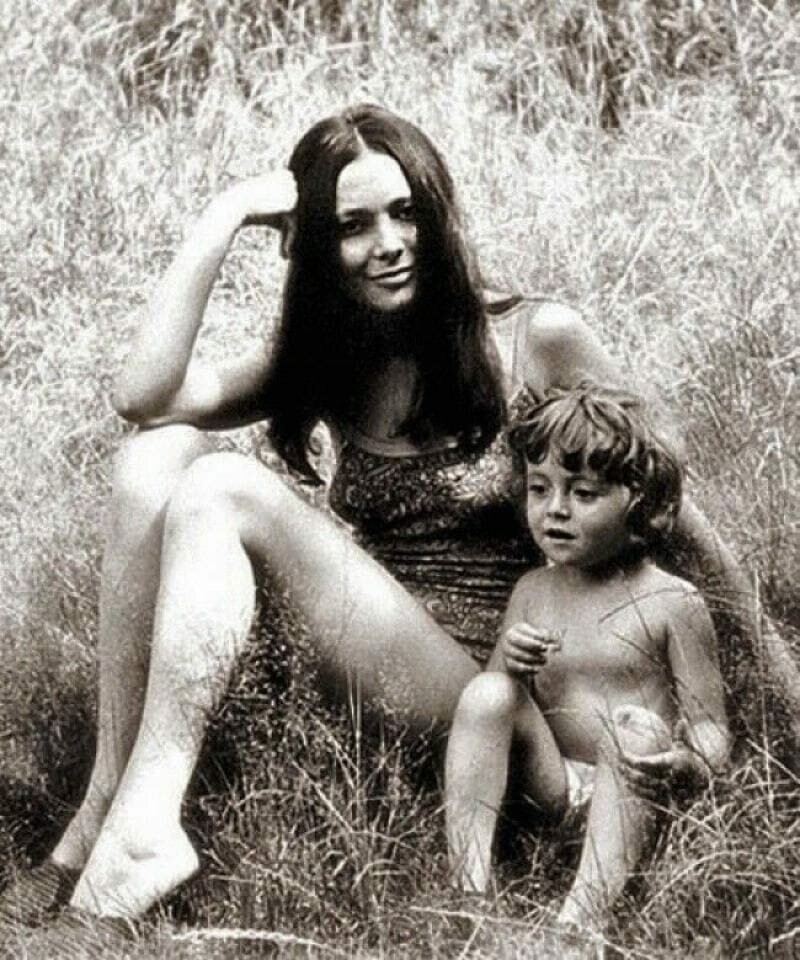 Маленькая Анжелика Варум с мамой.