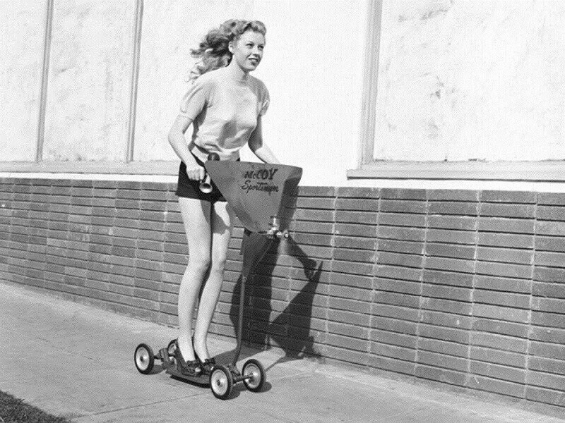 Эта молодая симпатичная девушка мчится по городу на скорости 13 км/час. И это не какой-то странный самокат, это мото-скутер, который был популярен в 1949 году. Быстро, легко и удобно. Для разгона достаточно просто посильнее оттолкнуться.