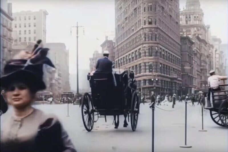 Нейросеть раскрасила и улучшила черно-белое видео 1911 года