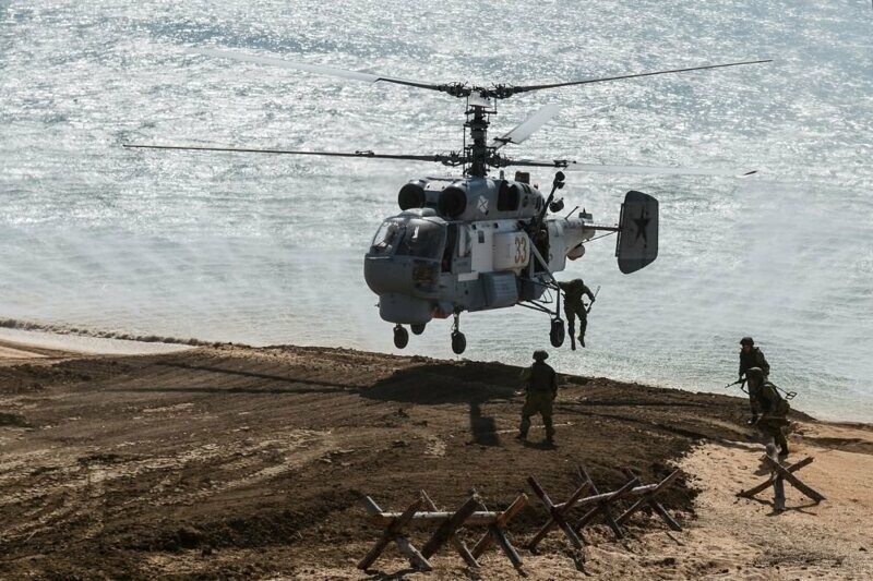 Видео высадки противодиверсионной группы их корабельного вертолета Ка-27ПС