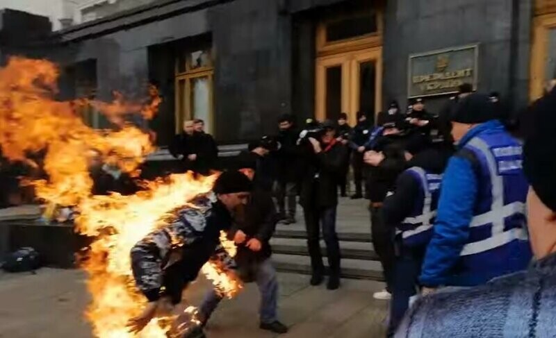 Человек поджёг себя под офисом Зеленского в Киеве (видео)