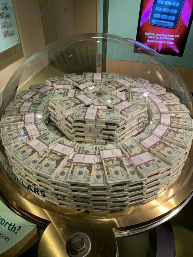 1 миллион долларов в пачках с 20-долларовыми купюрами в Музее денег Федерального резерва США в Чикаго