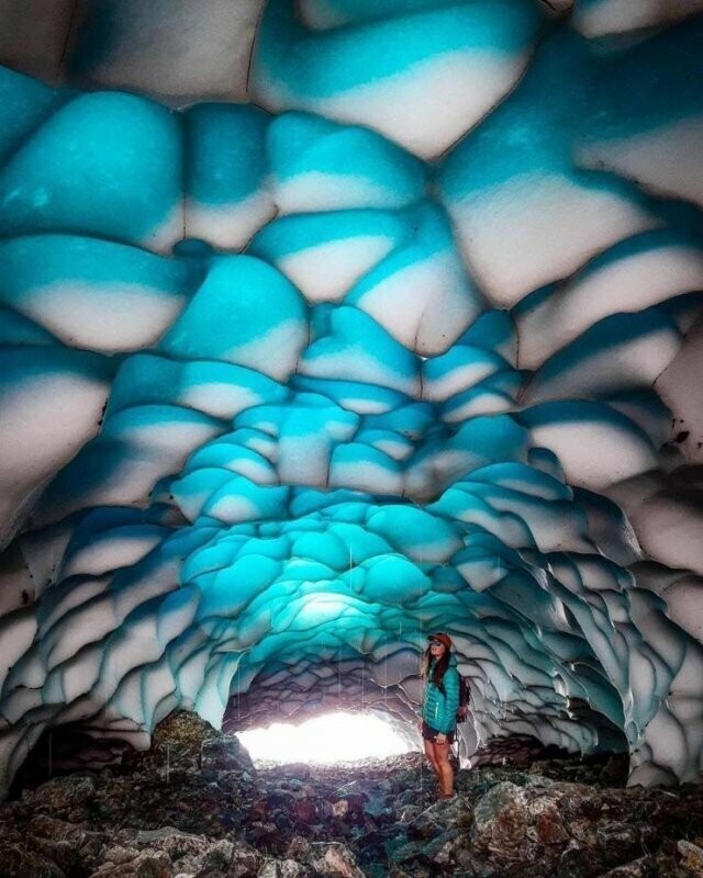Ледяная пещера в аргентинской Патагонии