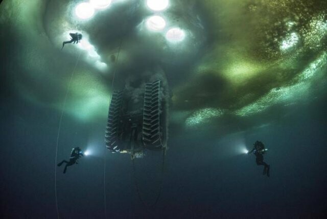 Подводный вид бульдозера, ушедшего под лёд в Антарктиде 