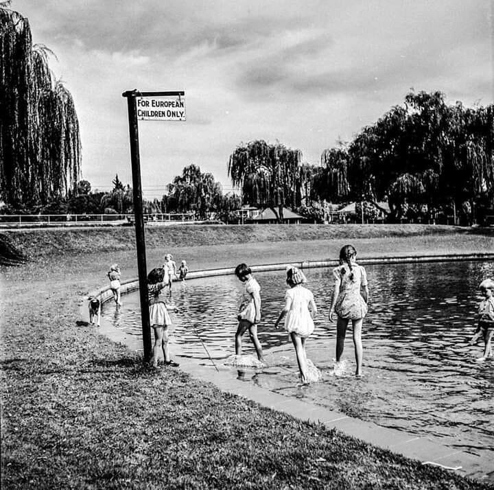 Пляж только для белых детей. ЮАР, 1956 год. 