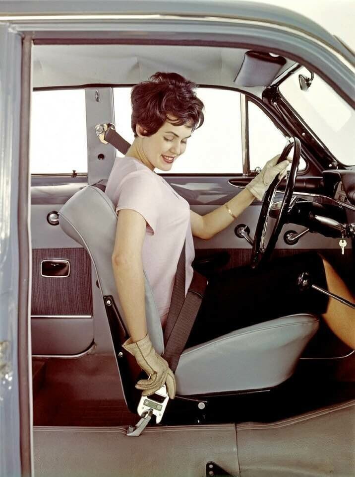 Новый ремень безопасности, разработанный Volvo. Швеция, 1959 