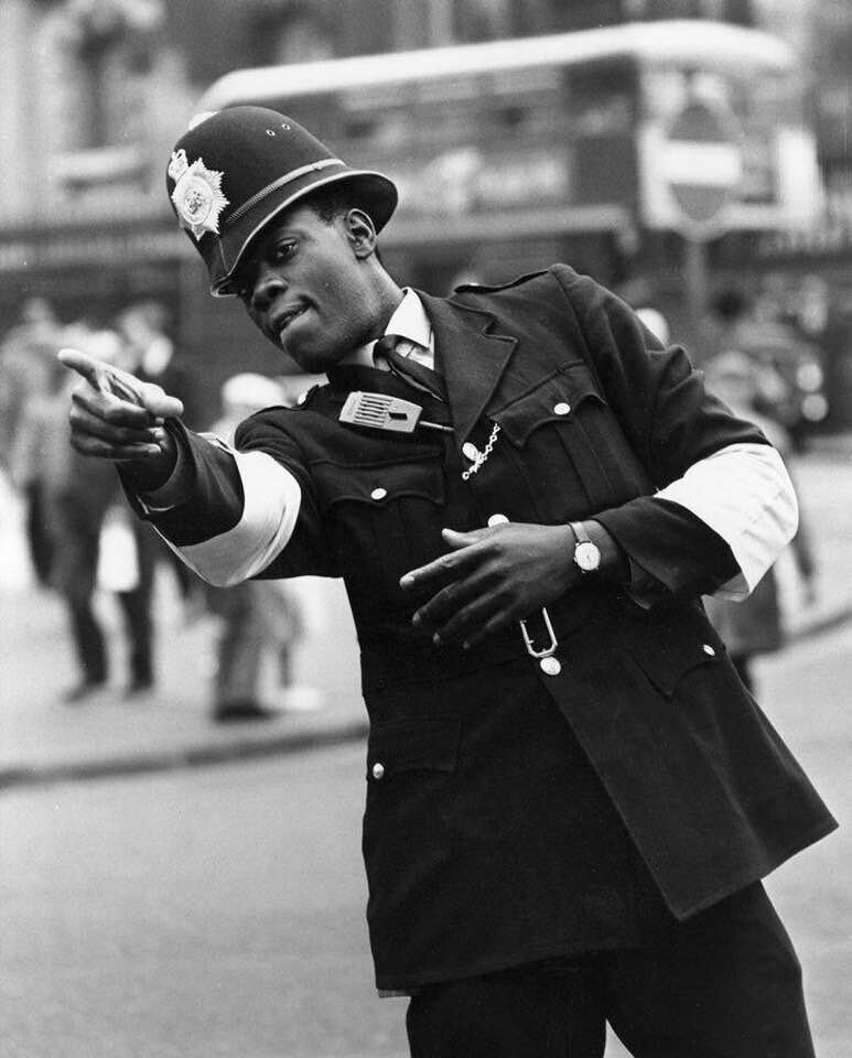 Первый чернокожий полицейский Лондона - Норвелл Робертс, возле станции Чаринг-Кросс, 1968 