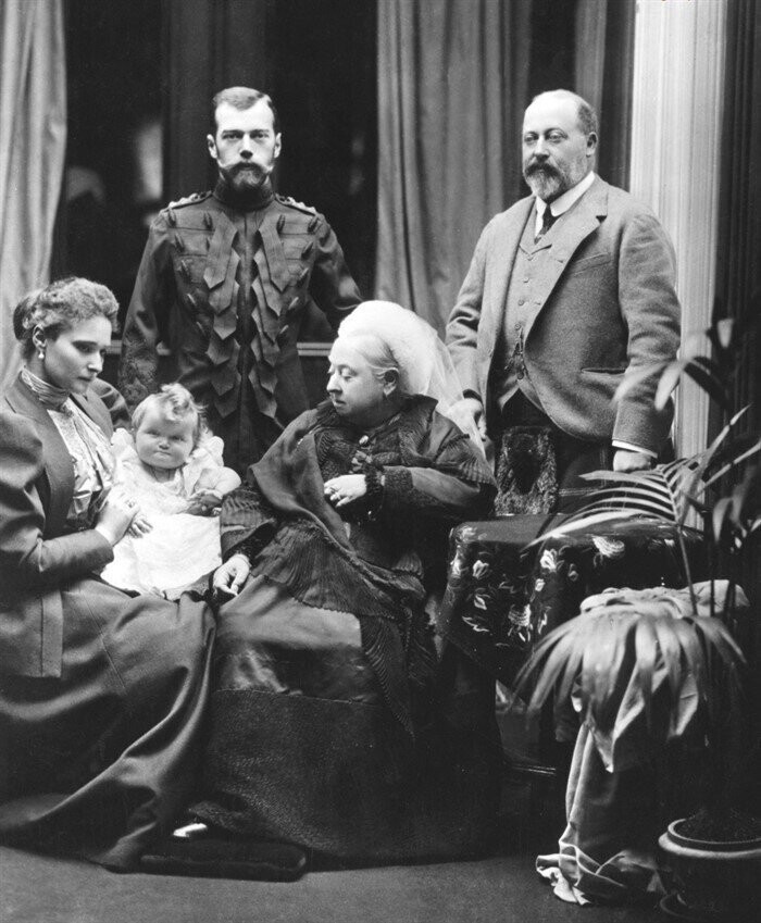 Королева Виктория с сыном, будущим королем Эдуардом VII, русским императором Николаем II, его женой Александрой и их дочерью Ольгой, 1896 г. 