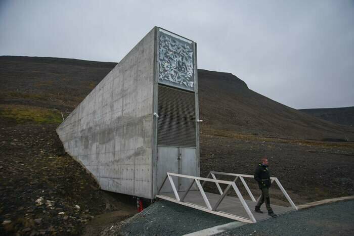 Его официальное название — Свалбардский Глобальный Банк Семенных Фондов (англ. Svalbard International Seed Vault, норв. Svalbard Globale frøhvelv)