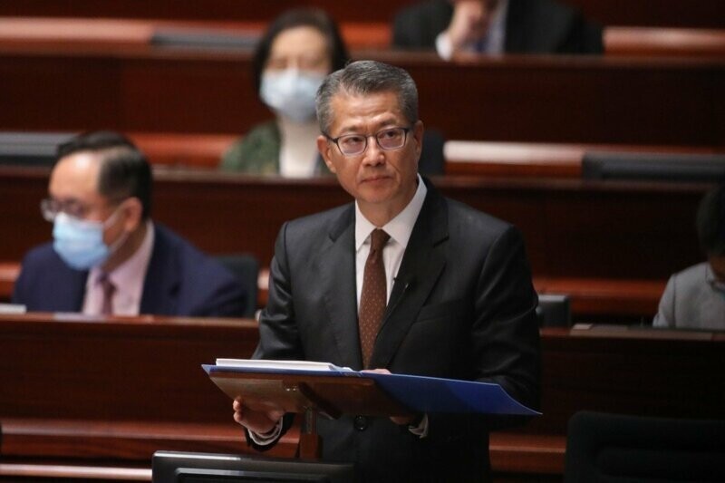 Правительство Гонконга приняло решение раздавать деньги
