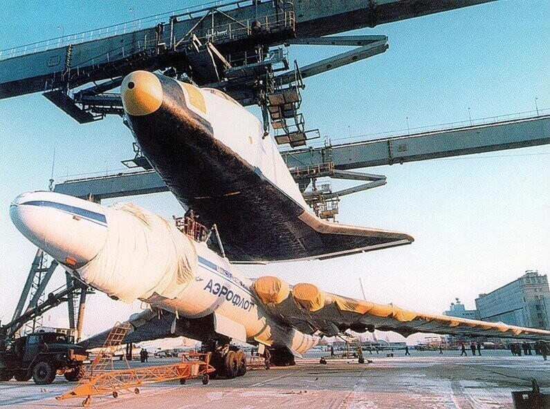 Установка орбитального корабля «Буран» на самолет - носитель ВМ-Т «Атлант» с использованием ПКУ-50 