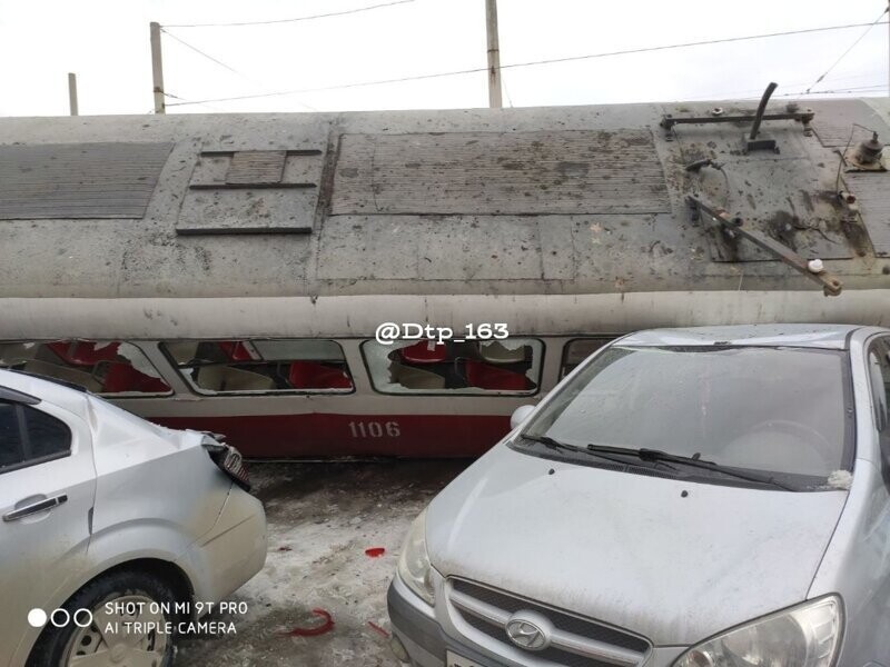 В Самаре неуправляемый трамвай раздавил пять автомобилей