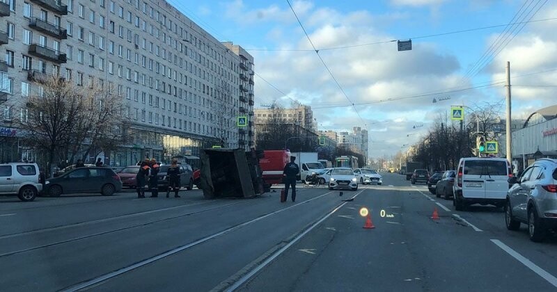 ДТП с ГАЗелью, перевозившей газовые баллоны, в Санкт-Петербурге