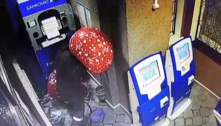 Грабитель взорвал банкомат без денег при помощи газа из воздушных шаров
