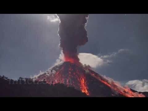 Извержение вулкана Ревентадор в Эквадоре 