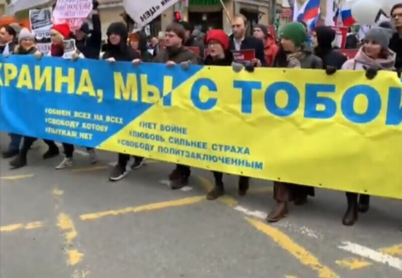 Многие участники Марша Немцова шли с украинскими флагами и выкрикивали «Слава Украине»